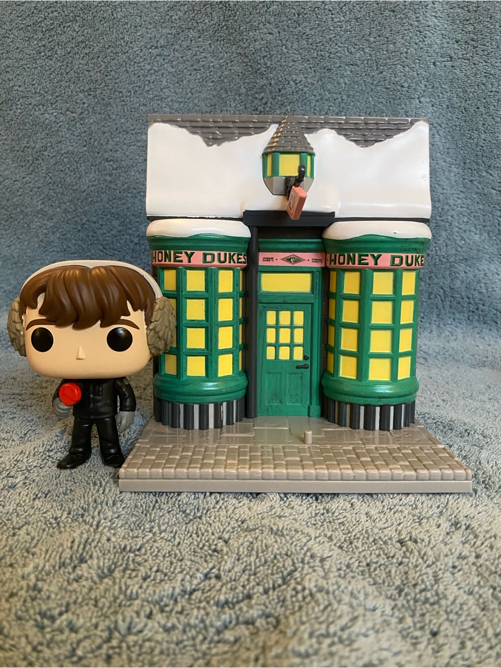 Funko Pop! Deluxe Harry Potter Hogsmeade Neville Longbottom with Honeydukes #155